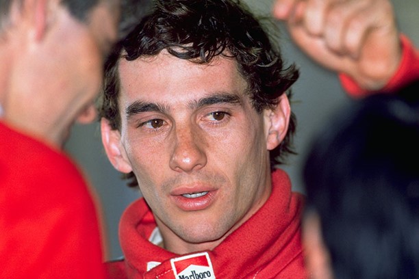 Senna conversa com a equipe
