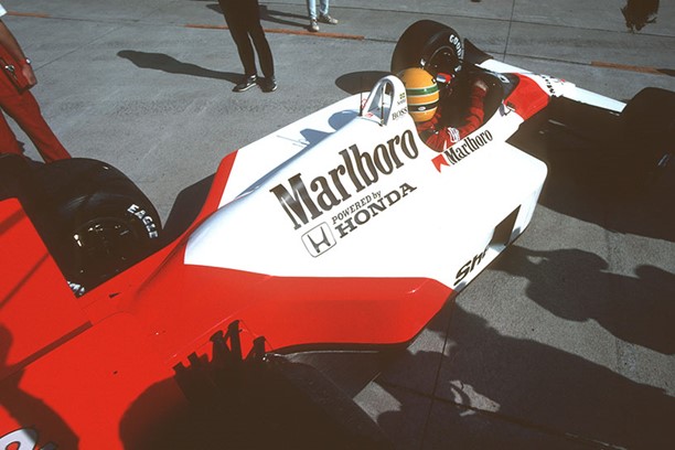 Senna dentro a Mclaren Honda