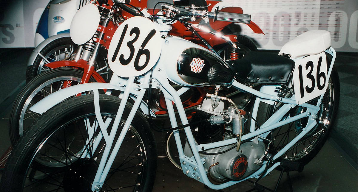 Moto Honda de corrida número 136 branca