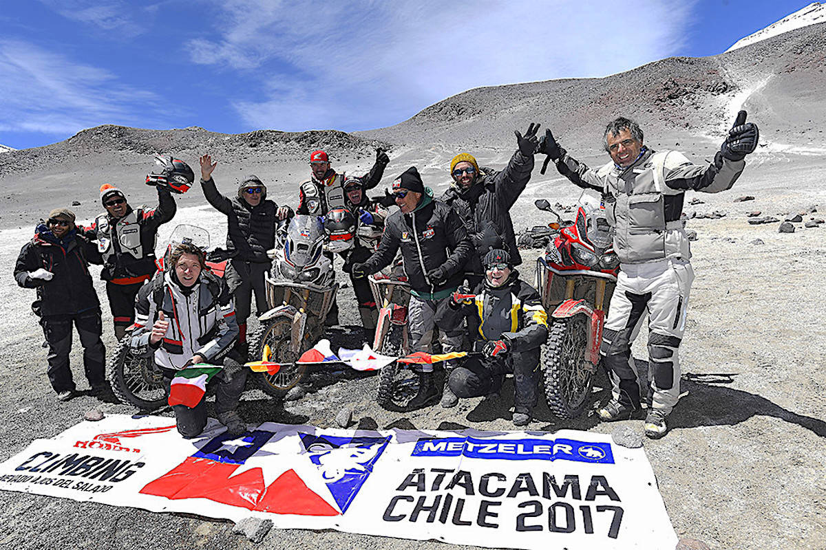 Grupo de moto posando para foto com suas Honda CRF 1000L Africa Twin