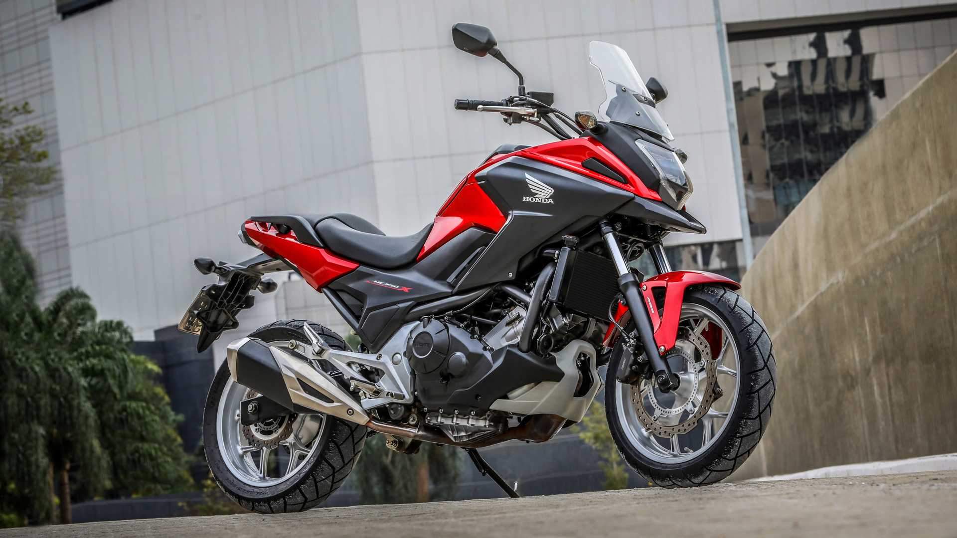 Moto econômica Honda NC 750X vermelha e preta