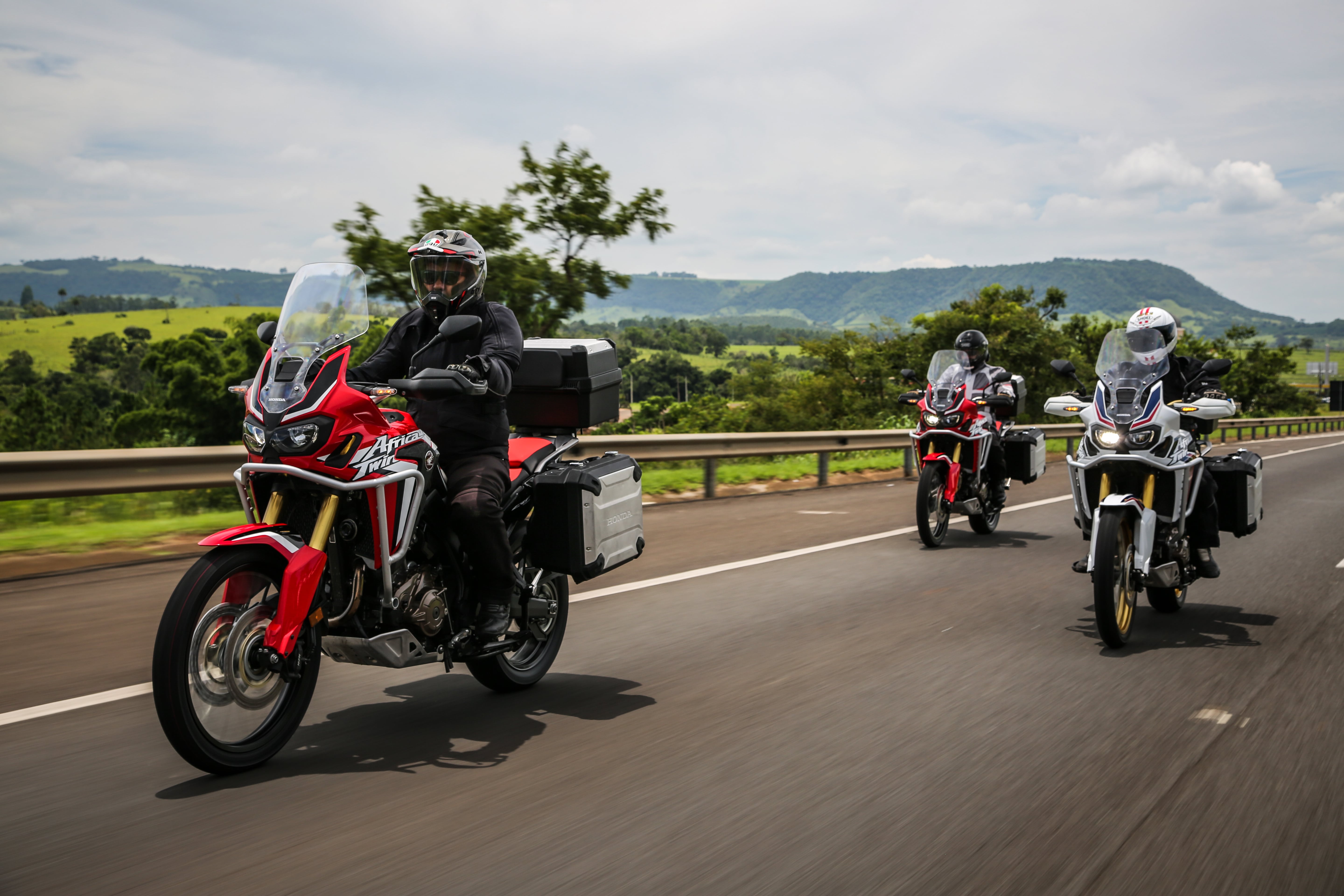 Pilotos na estrada viajando de moto em grupo