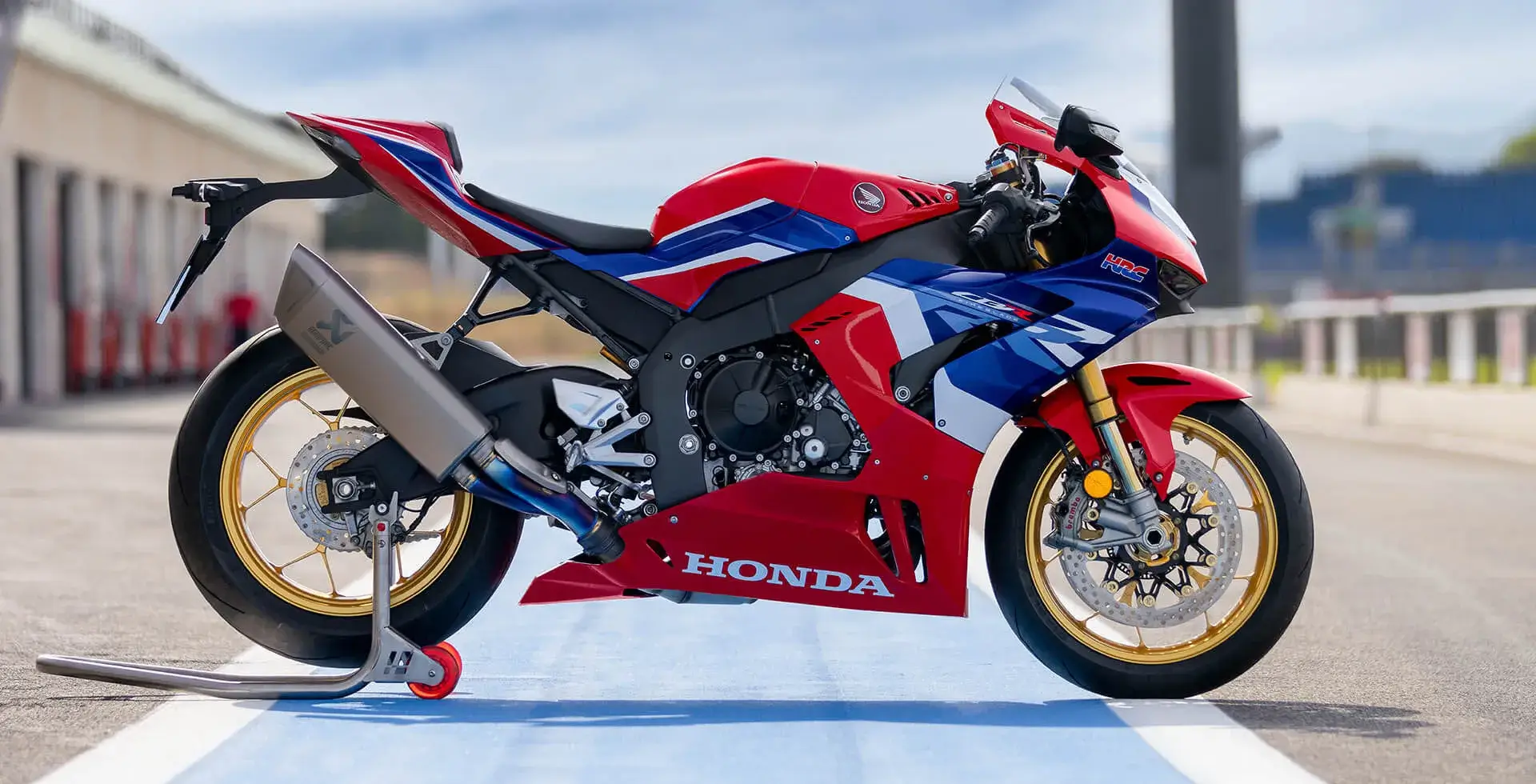 Perspectiva Frontal Da Moto Honda CBR 1000RR R Fireblade Branco Perolizado Na Pista De Corrida