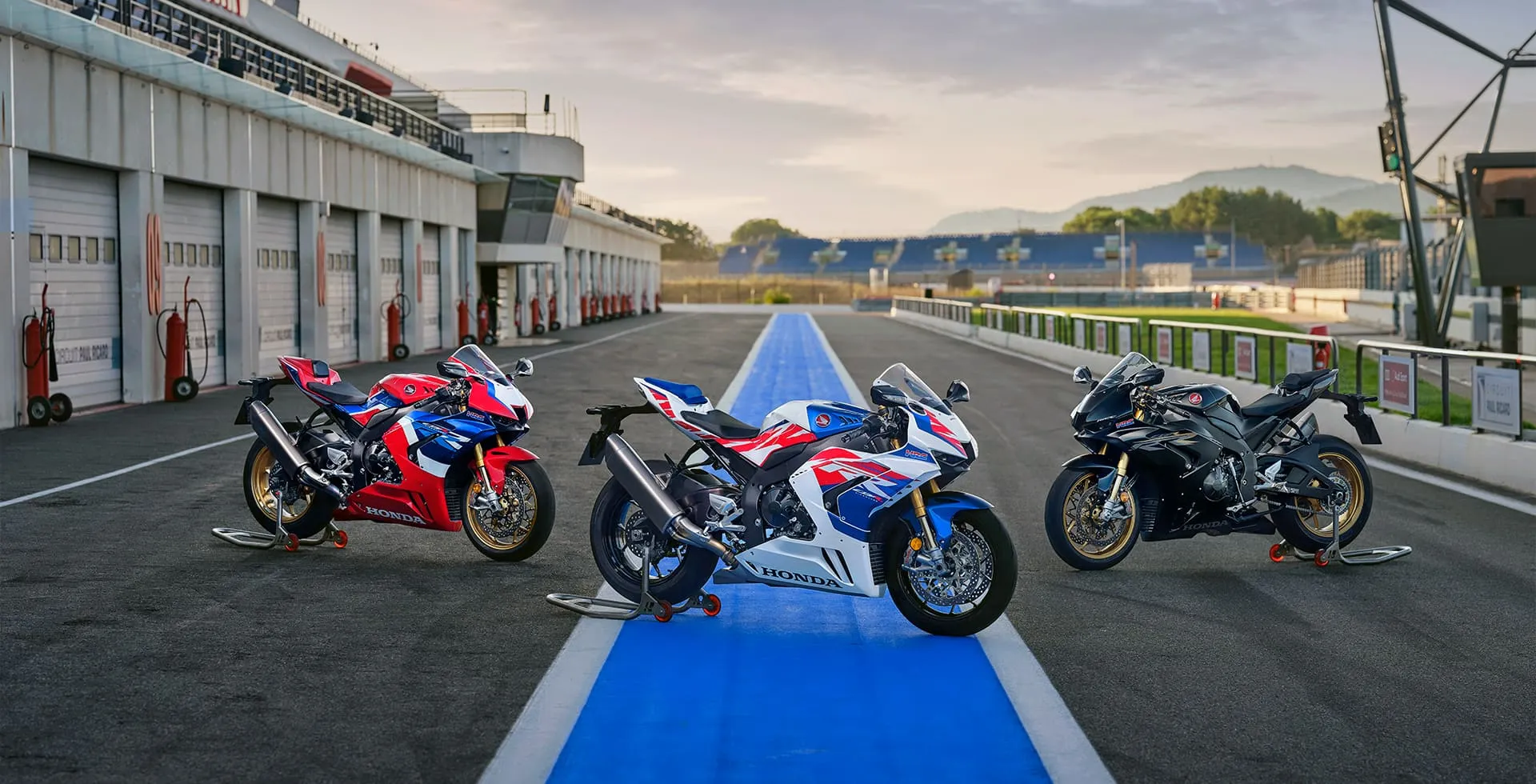 Moto Honda CBR 1000RR-R Fireblade SP Mat Pearl Morion Black e CBR 1000RR-R Fireblade SP Vermelho Grand Prix e CBR 1000RR-R Fireblade SP 30th Anniversary Edition