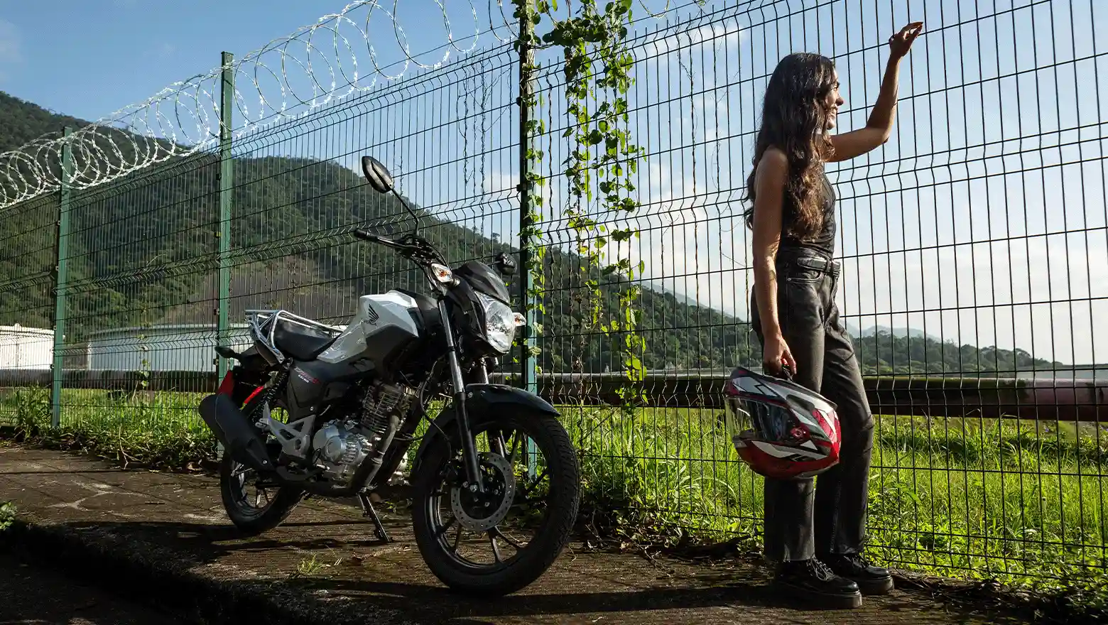 Mulher ao Lado da Honda CG 160 Cargo 