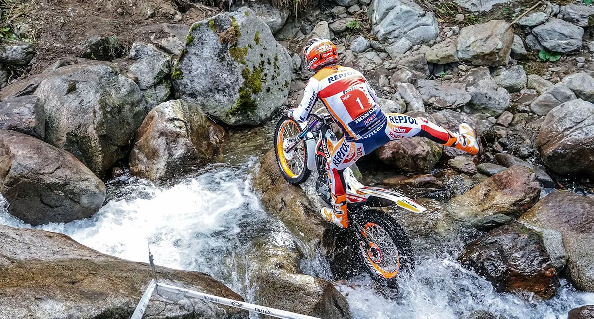 Piloto Toni Bou Passando por Pedras e Água com a Moto Honda