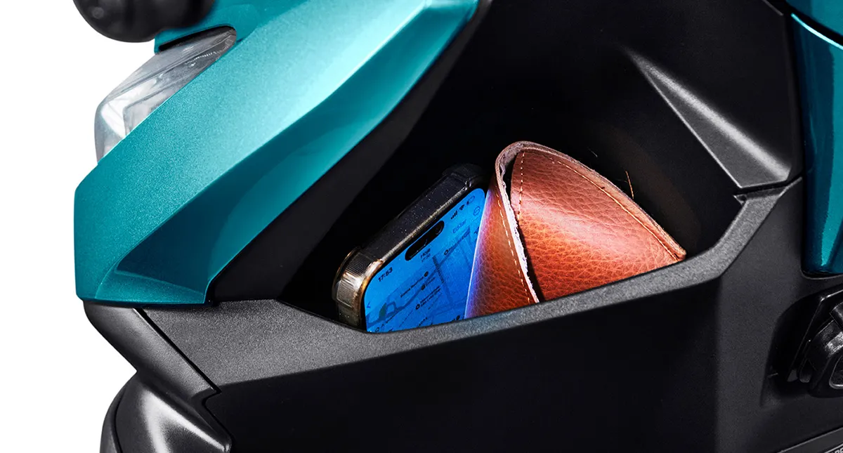 Detalhe do design do porta luvas da motocicleta Honda Elite 125 na cor Azul Metálico - Mystery Blue Metallic