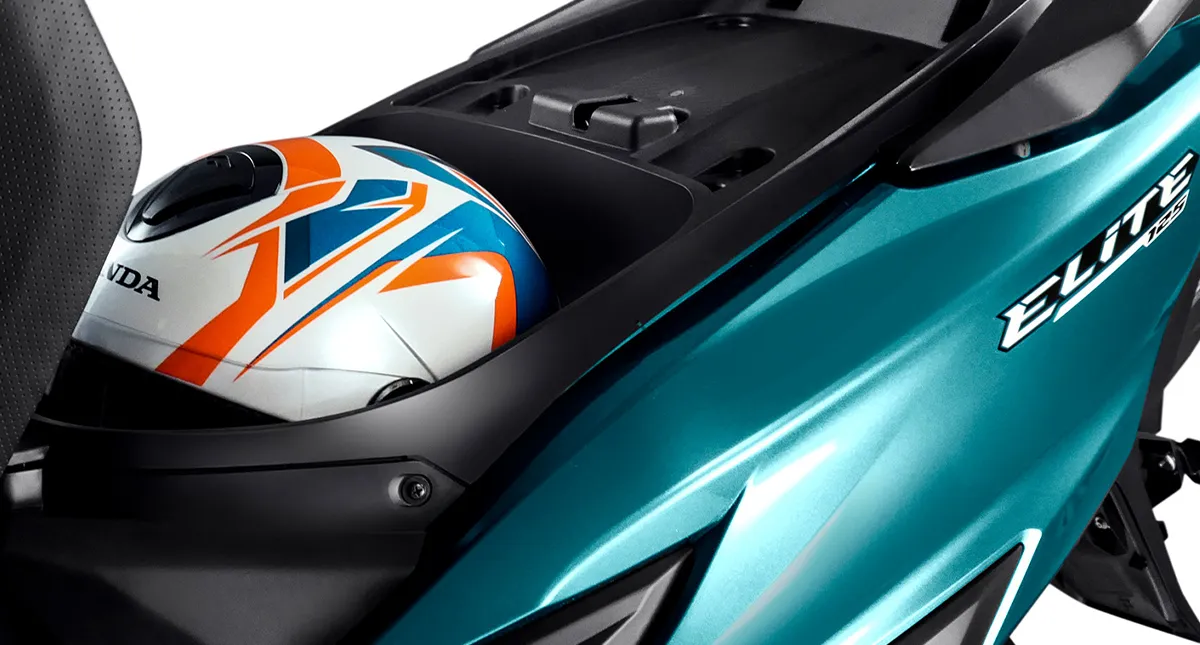 Detalhe do design do porta objetos central da motocicleta Honda Elite 125 na cor Azul Metálico - Mystery Blue Metallic