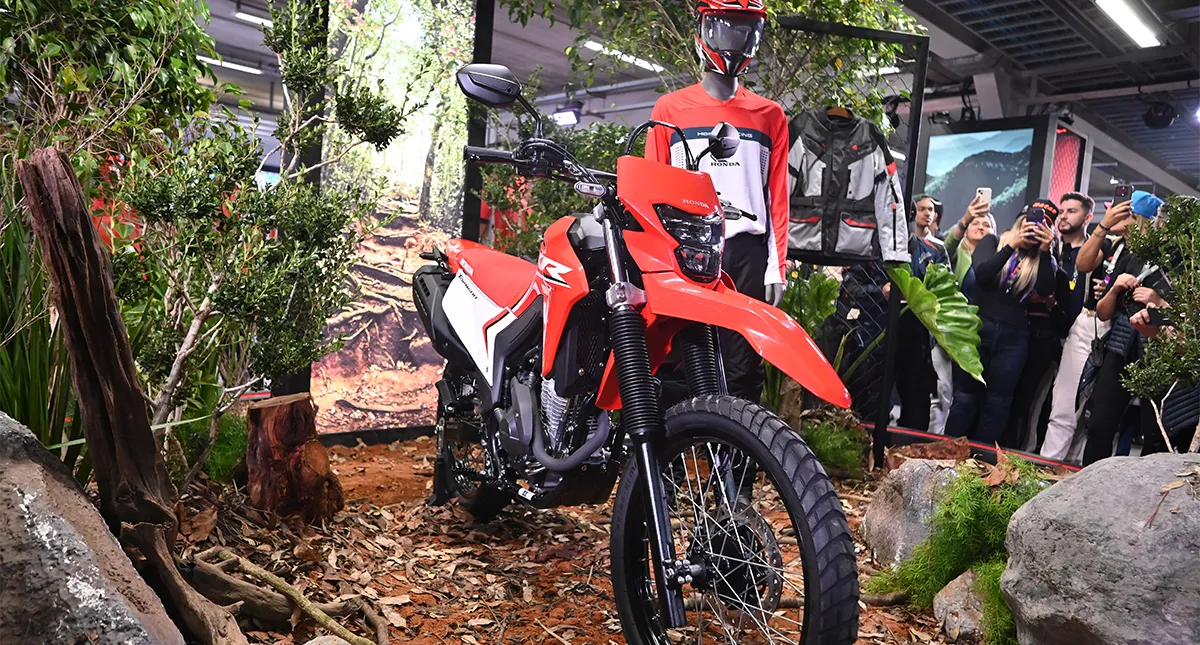 Detalhes da Motocicleta Honda XR300L Tornado Estande de Lançamento no Festival de Interlagos