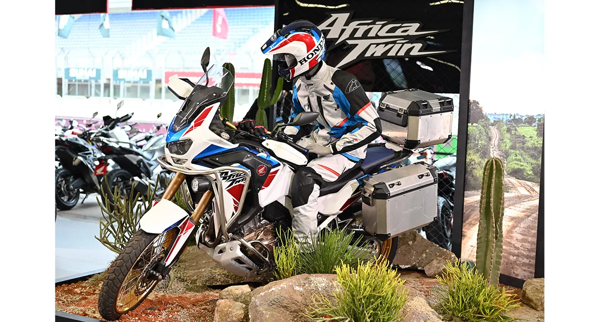 Motocicleta Africa Twin exposta com um modelo vestido de uniforme Honda