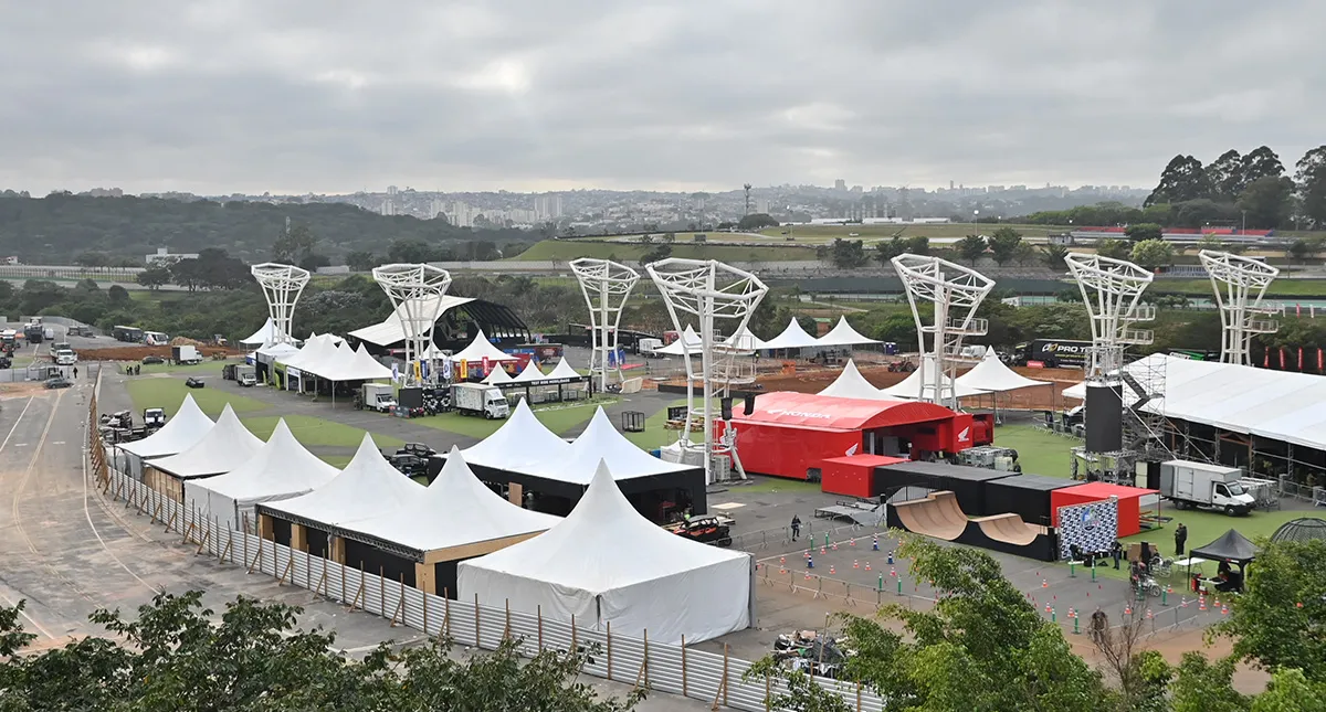 Visão panorâmica do estande da Honda