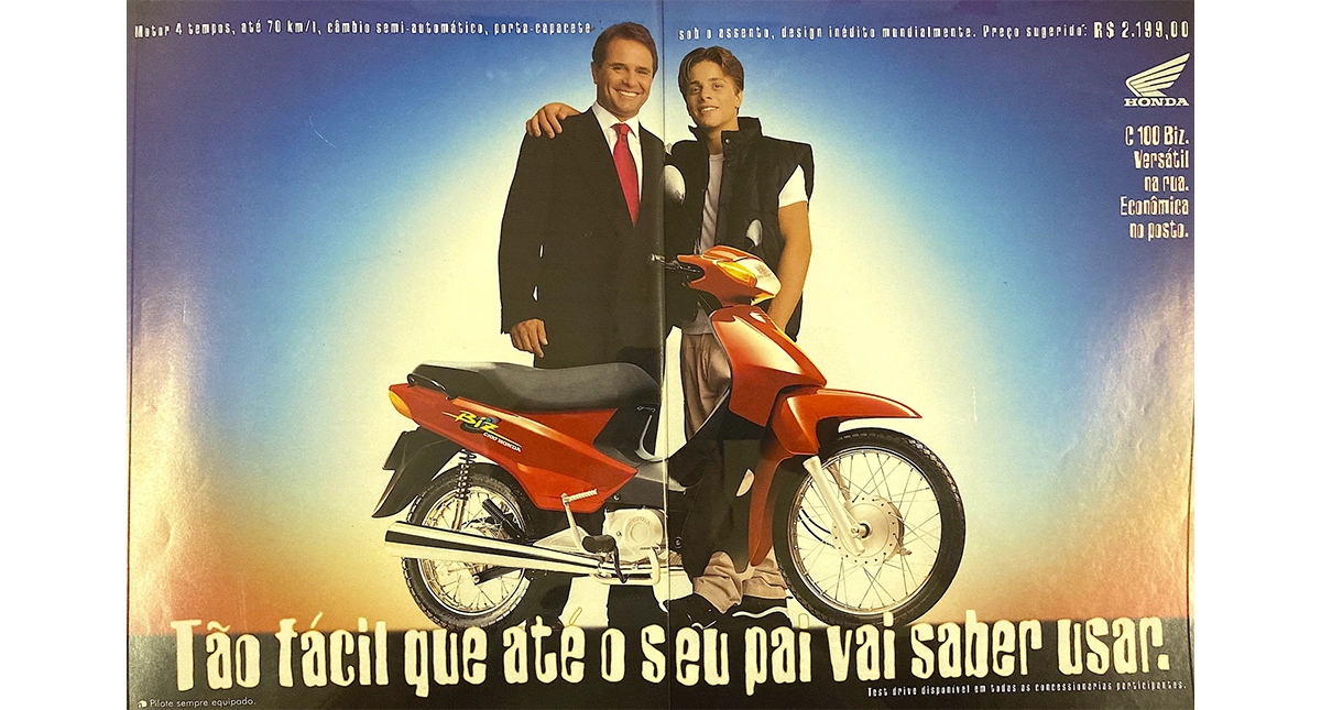 Propaganda de revista com pai e filho atras da motocicleta honda biz 