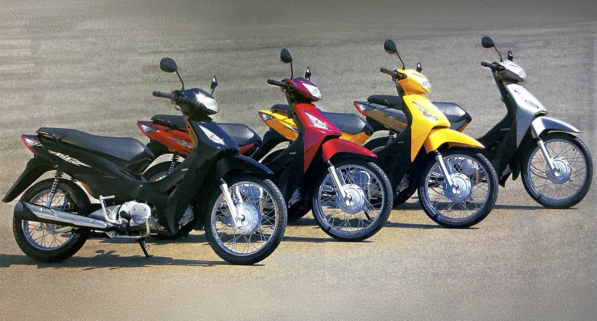 Quatro motocicletas honda biz 125 de 2008 estacionadas, nas cores preta, vermelha, amarela e branca