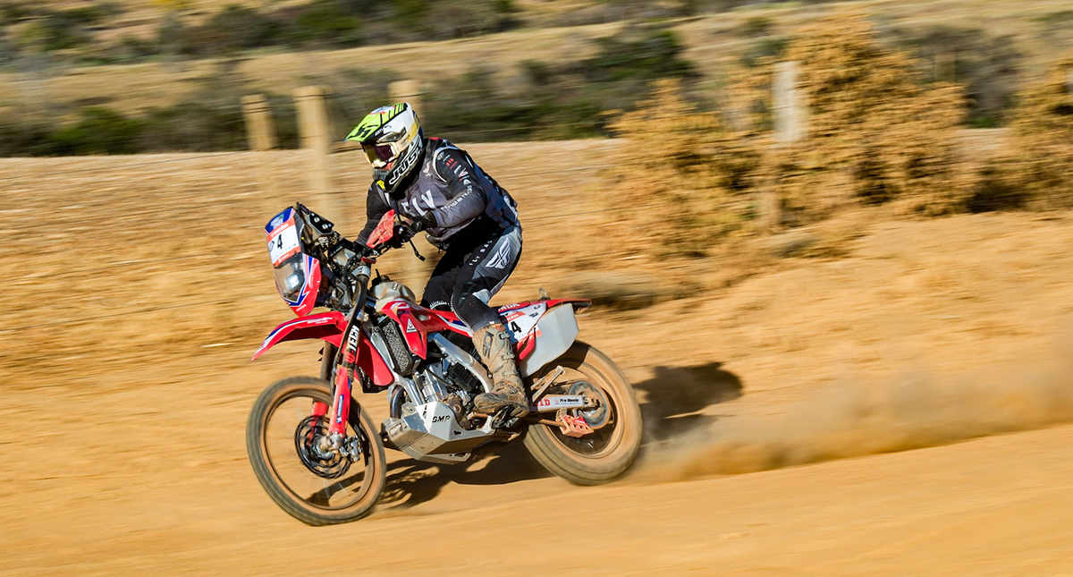 Gabriel Soares pilotando motocicleta Honda no Rally dos Sertões 2024