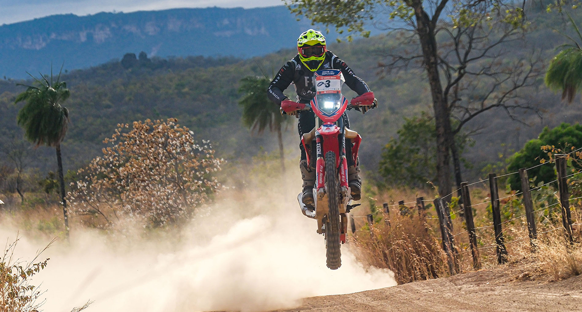 Martin Duplessis saltando com motocicleta Honda no Rally dos Sertoes 2024