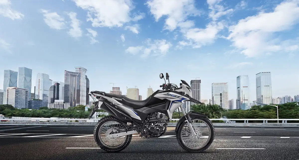 Honda XRE 190 2020 cinza com cidade e prédio como paisagem