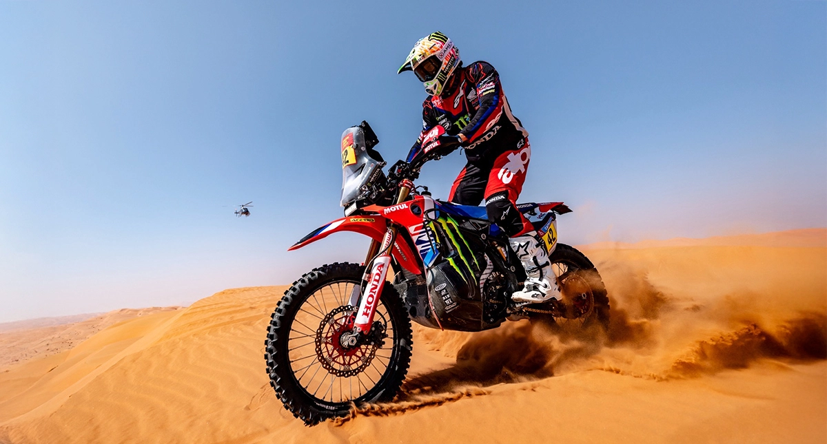 Adrien Van Beveren e Ricky Brabec competindo nas dunas durante o Dakar 2025