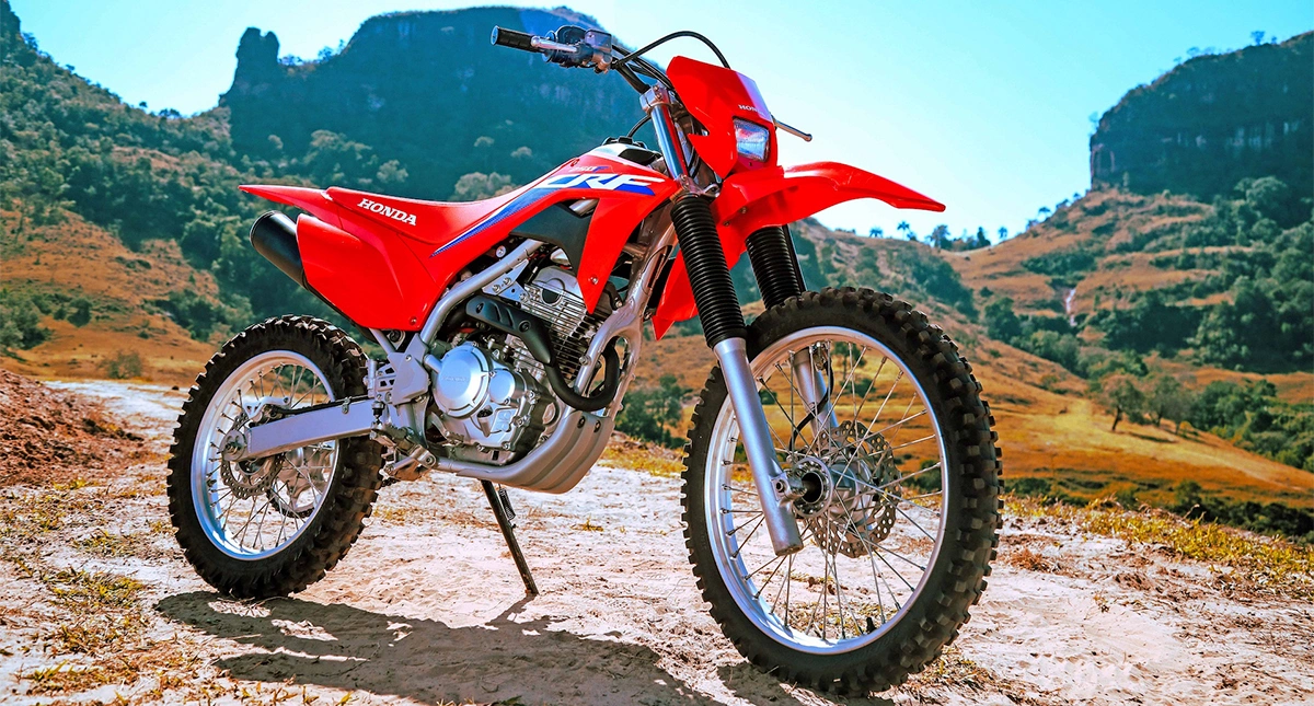 Honda CRF 250F 2022 em um ambiente ao ar livr, destacando seu design robusto e estilo off-road