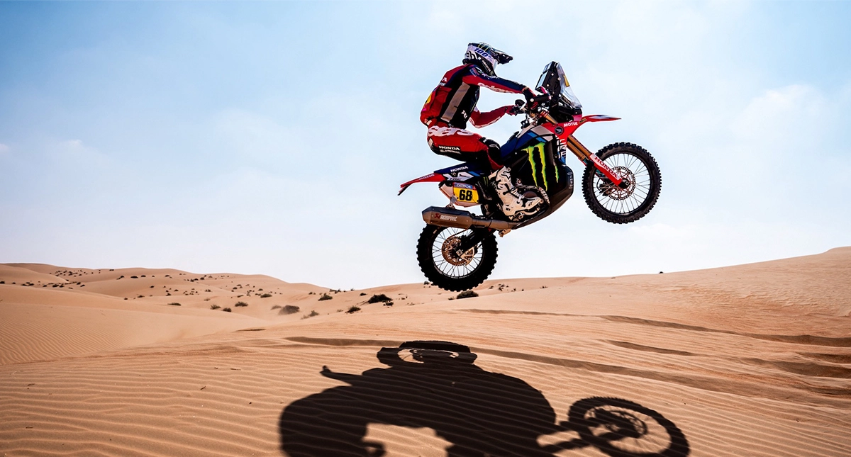 Tosha Schareina realizando um salto com sua moto Honda CRF 450 Rally no Dakar 2025