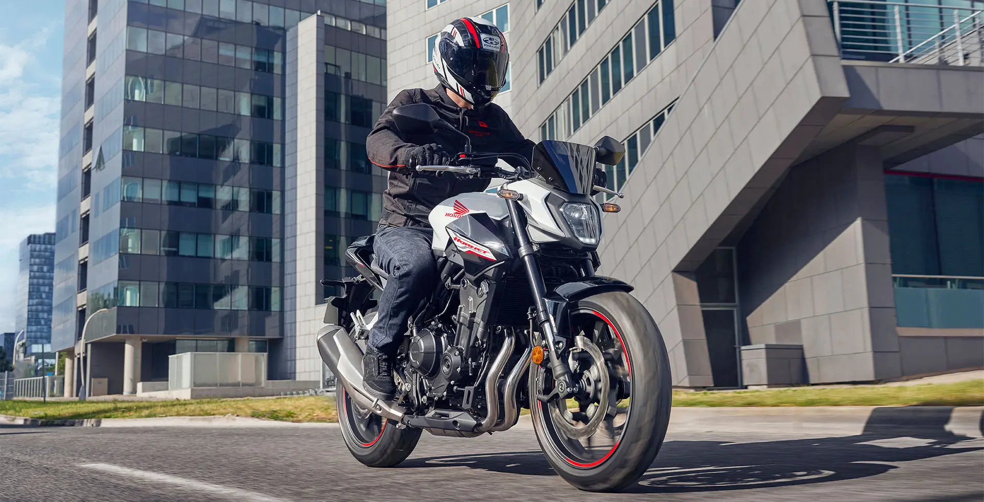 Homem pilotando Honda Hornet 500 com prédios de fundo