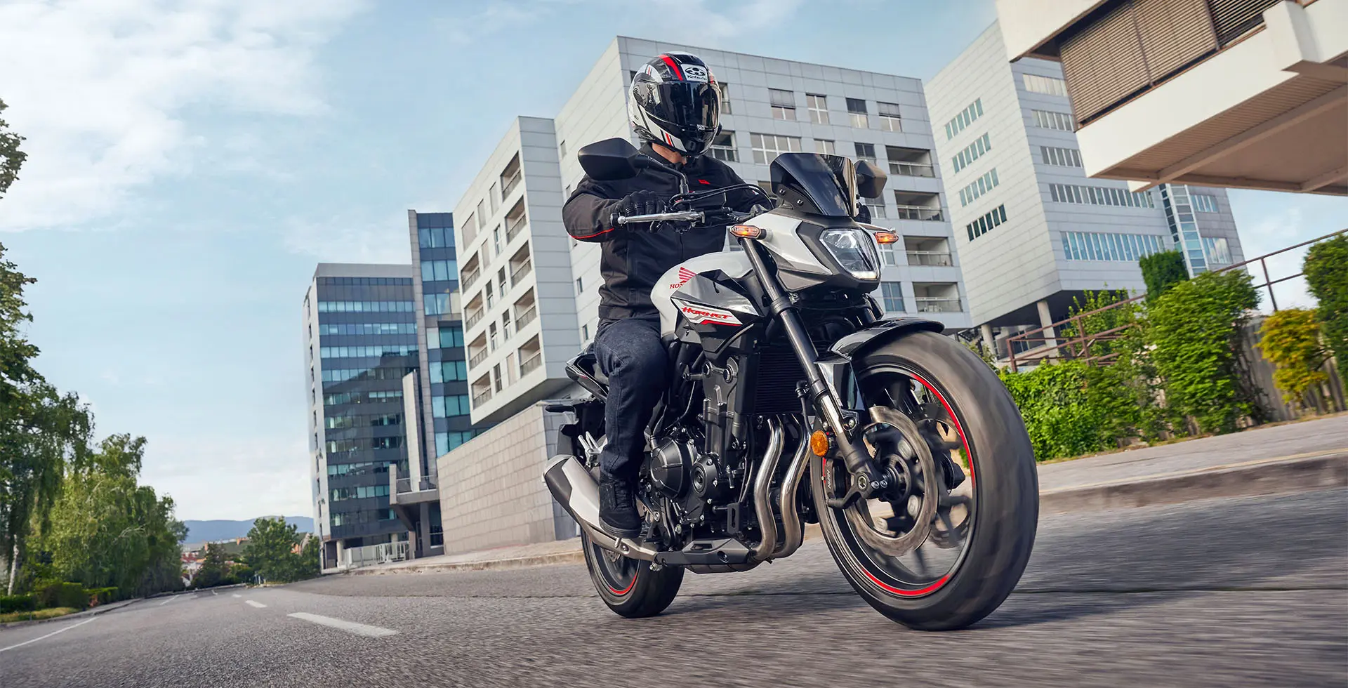 Pista com homem pilotando Hornet 500