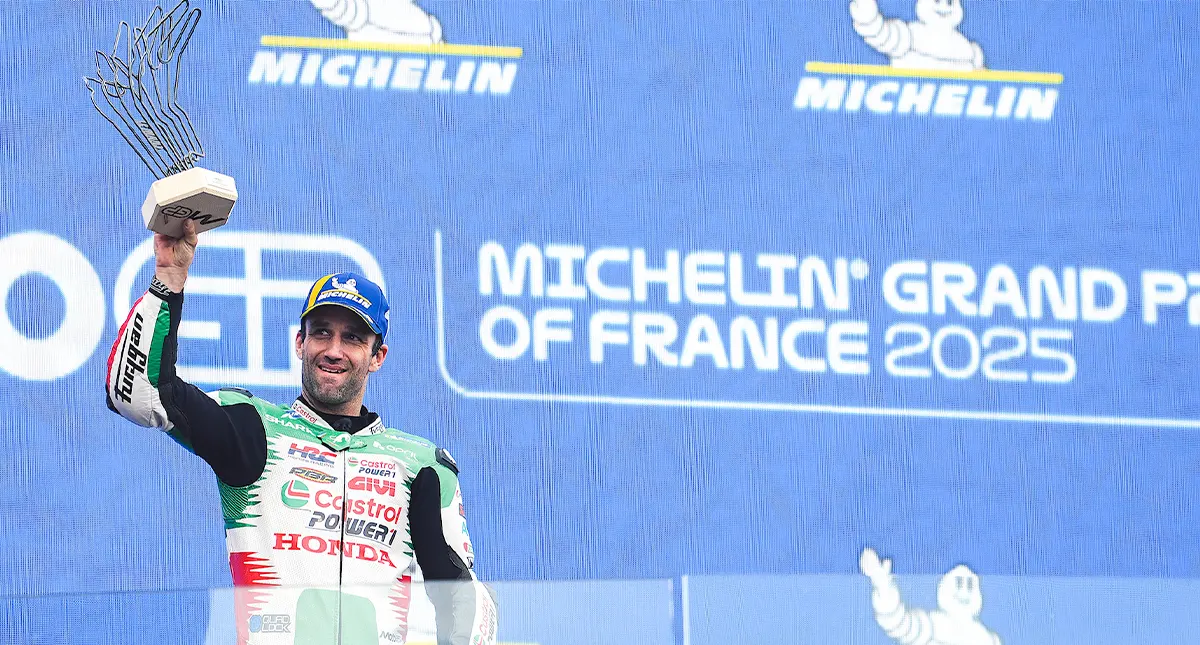 Piloto Honda Johann Zarco erguendo troféu em pódio do MotoGp de France