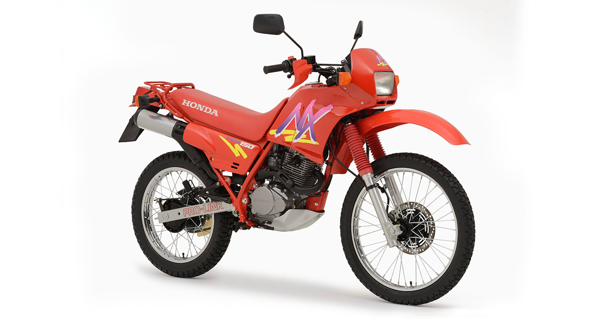 Honda NX 150 vermelha, vista lateral direita