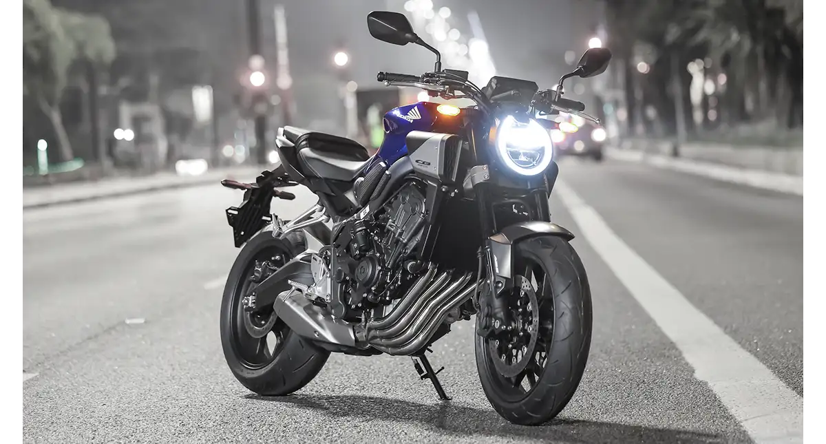 Honda CB650r azul na rua