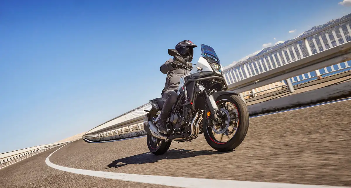Honda NX500 pilotando na rodovia