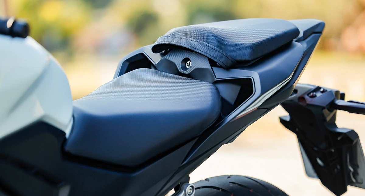 Banco da moto Honda CB 500 Hornet em com assento em dois níveis