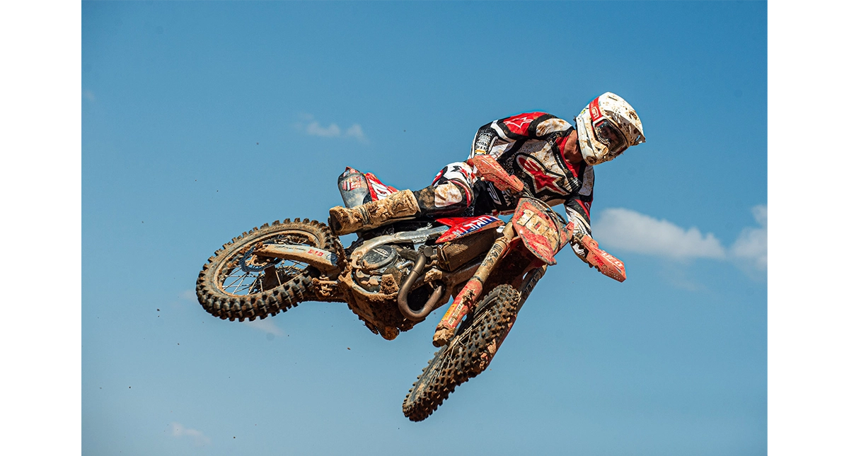 stephen-rubini-fazendo-manobra-de-motocross-no-ar-em-uma-honda-crf-450r