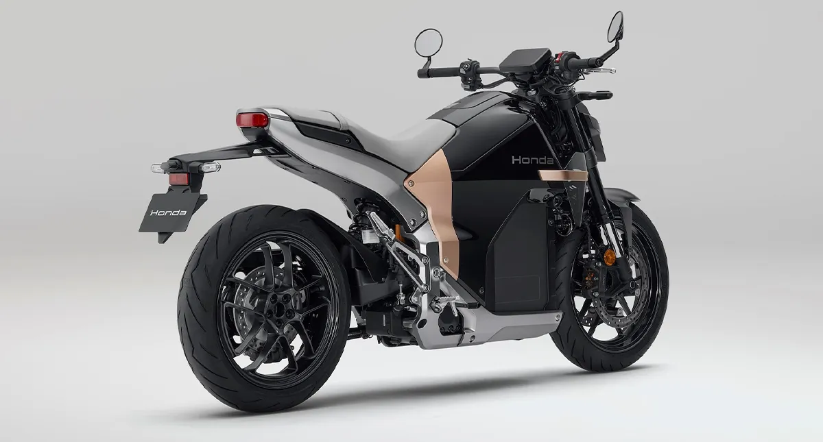 Moto elétrica Honda preta em vista traseira completa