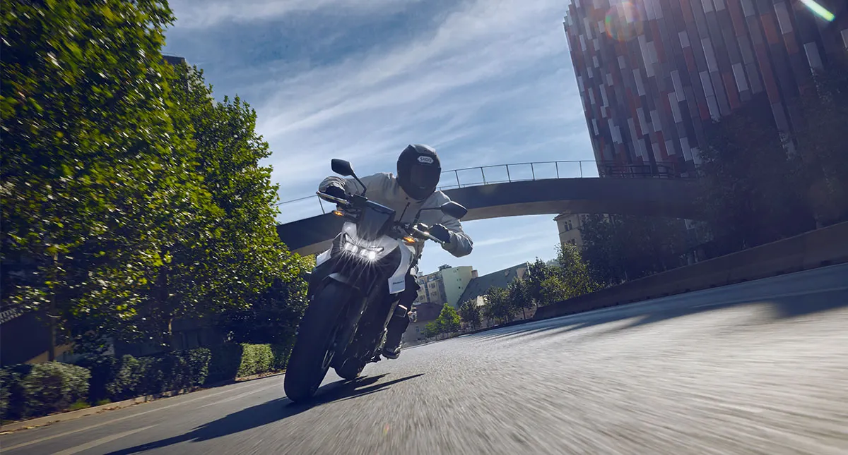 Honda fazendo curva na estrada