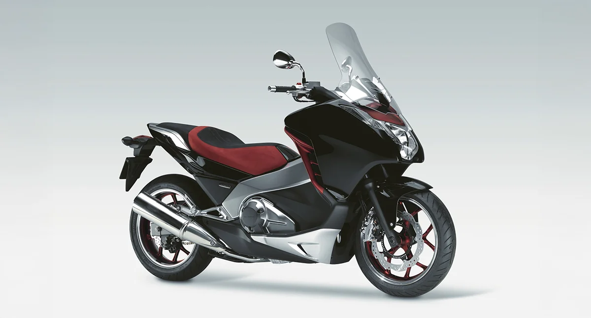 Honda Integra preta vermelha do lado direito 