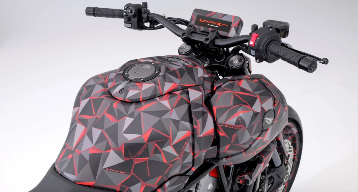 Tanque e Guidão Honda V3R destacado 