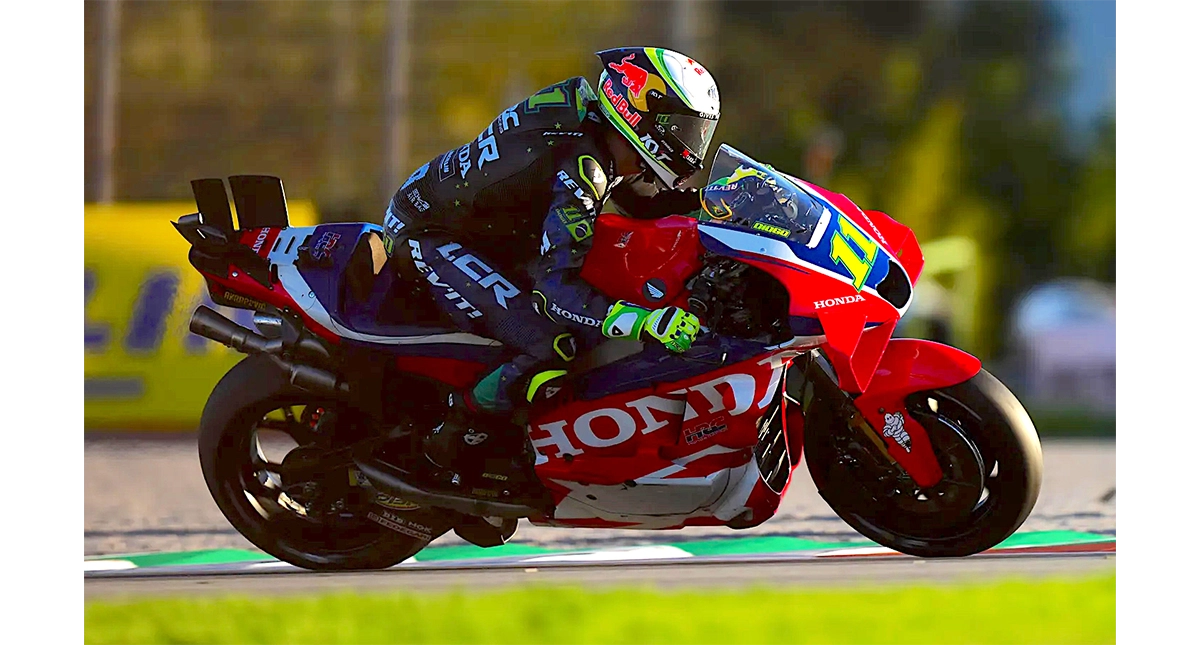 Piloto acelera numa Honda LCR fazendo curva