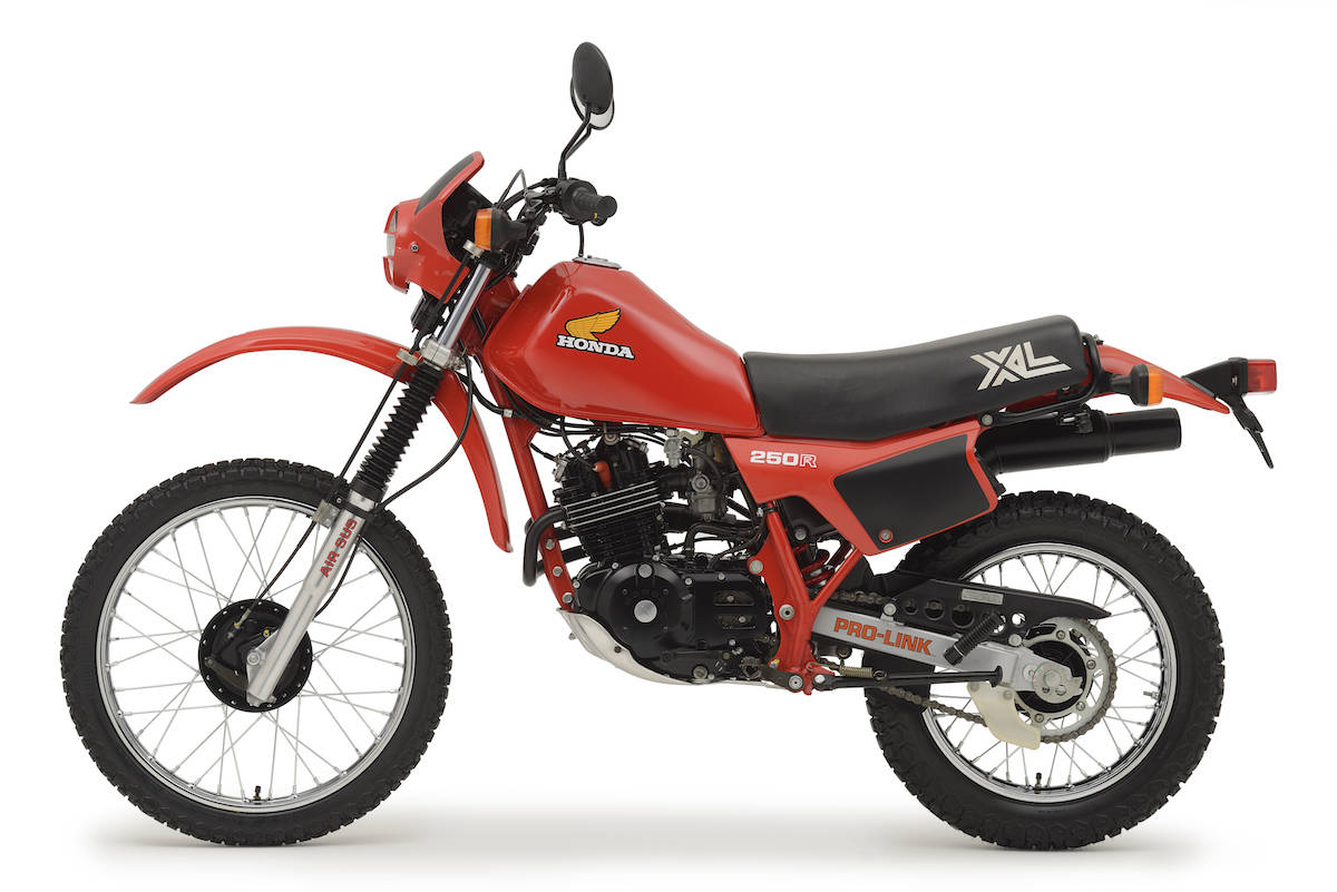 Moto Honda XL 250R vermelha com banco preto