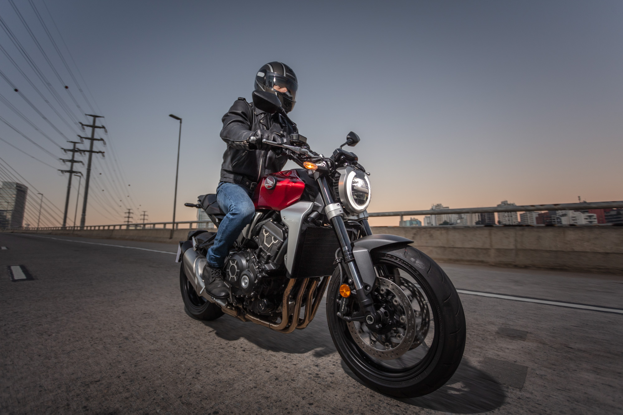 Homem pilotando moto Honda CB 1000R Neo Sports Café em ponta na cidade