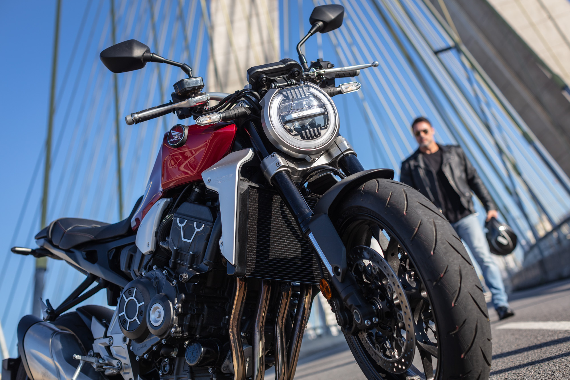 Moto Honda CB 1000R com calibragem, balanceamento e alinhamento de pneu