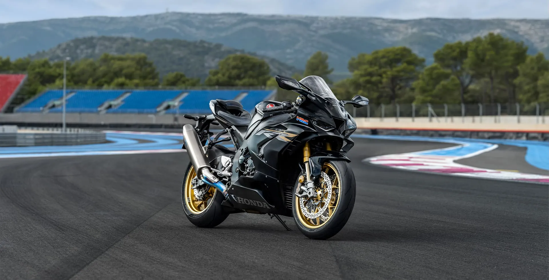 Moto Honda CBR 1000RR-R Fireblade SP Mat Pearl Morion Black Em Pose Ambientada Na Pista