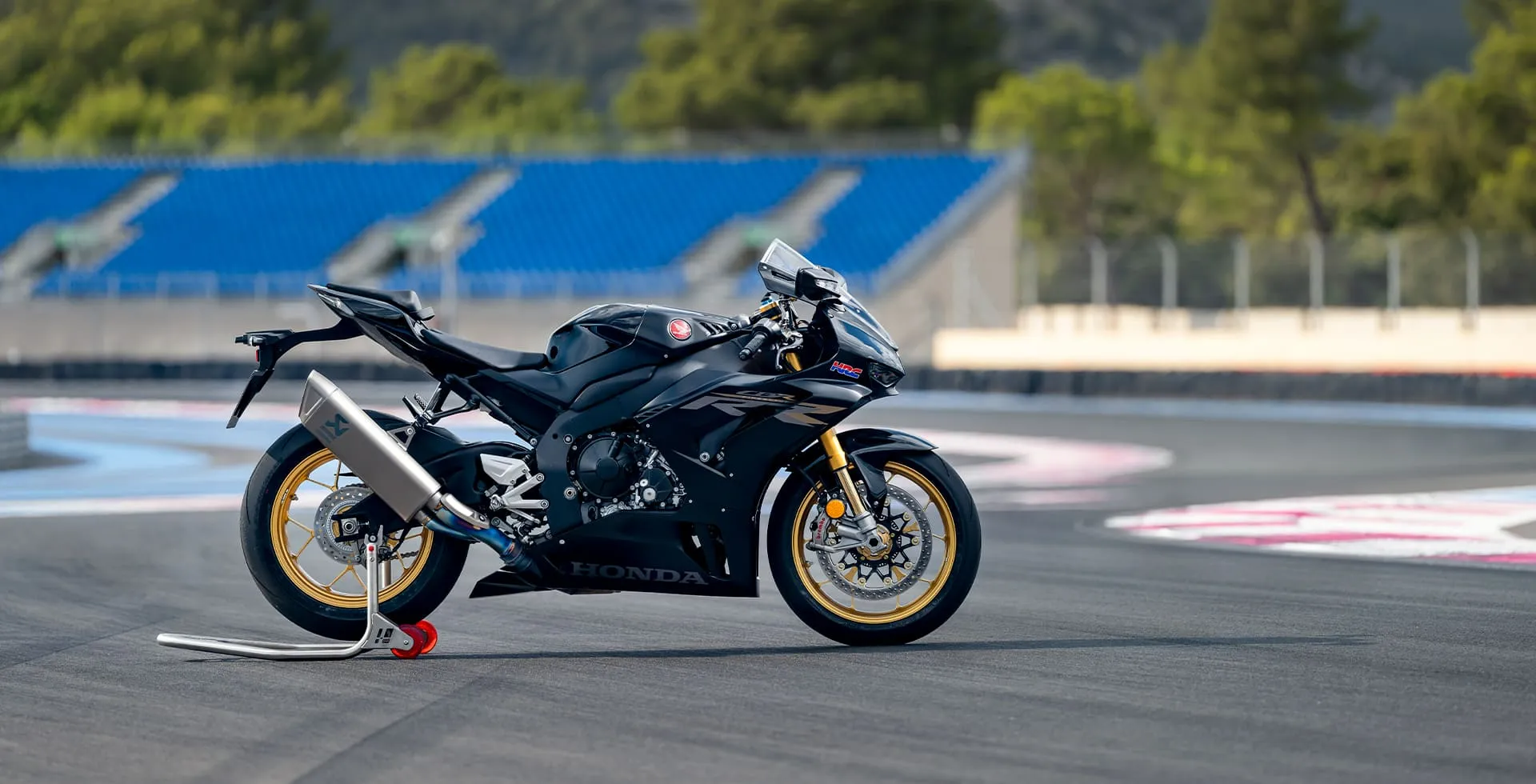 Moto Honda CBR 1000RR-R Fireblade SP Mat Pearl Morion Black Em Pose Lateral Na Pista