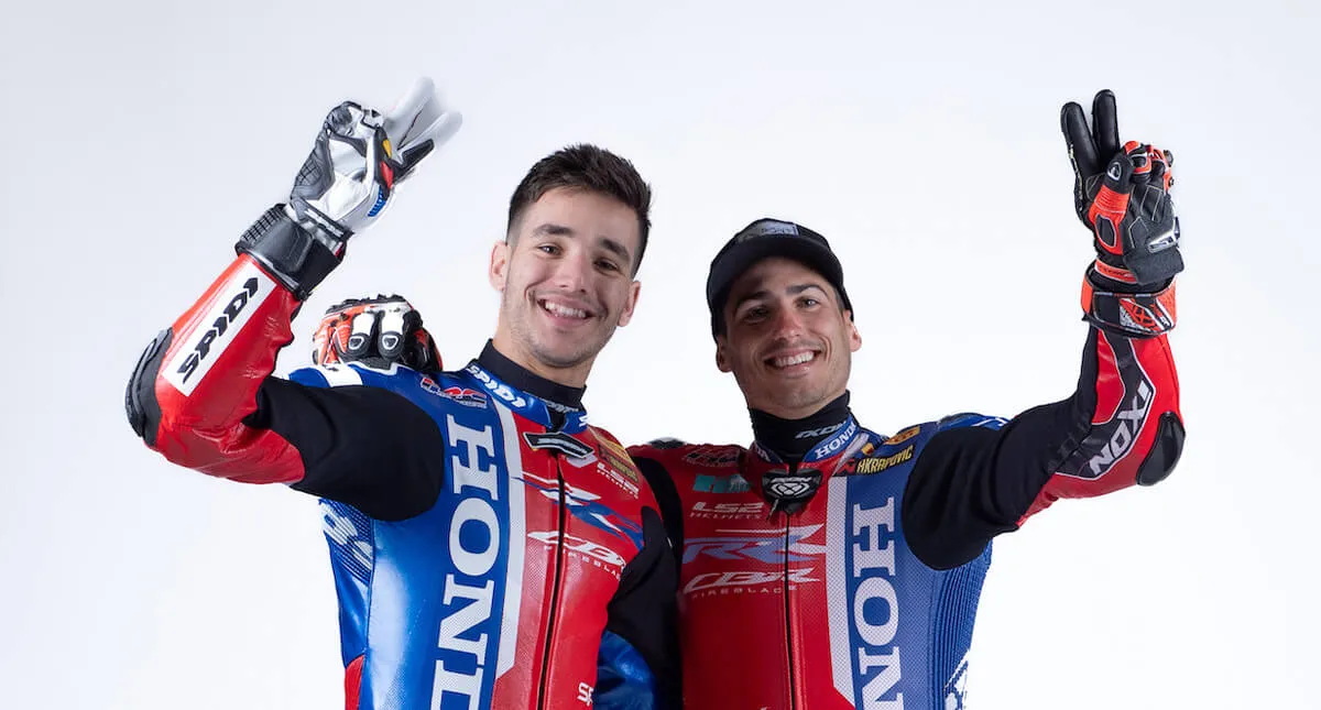 Pilotos Iker Lecuona e Xavi Vierge abraçados fazendo o sinal de vitória com as mãos