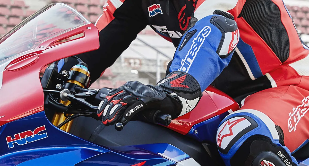 Detalhe luvas para motocicleta na Honda CBR1000R-R Fireblade SP