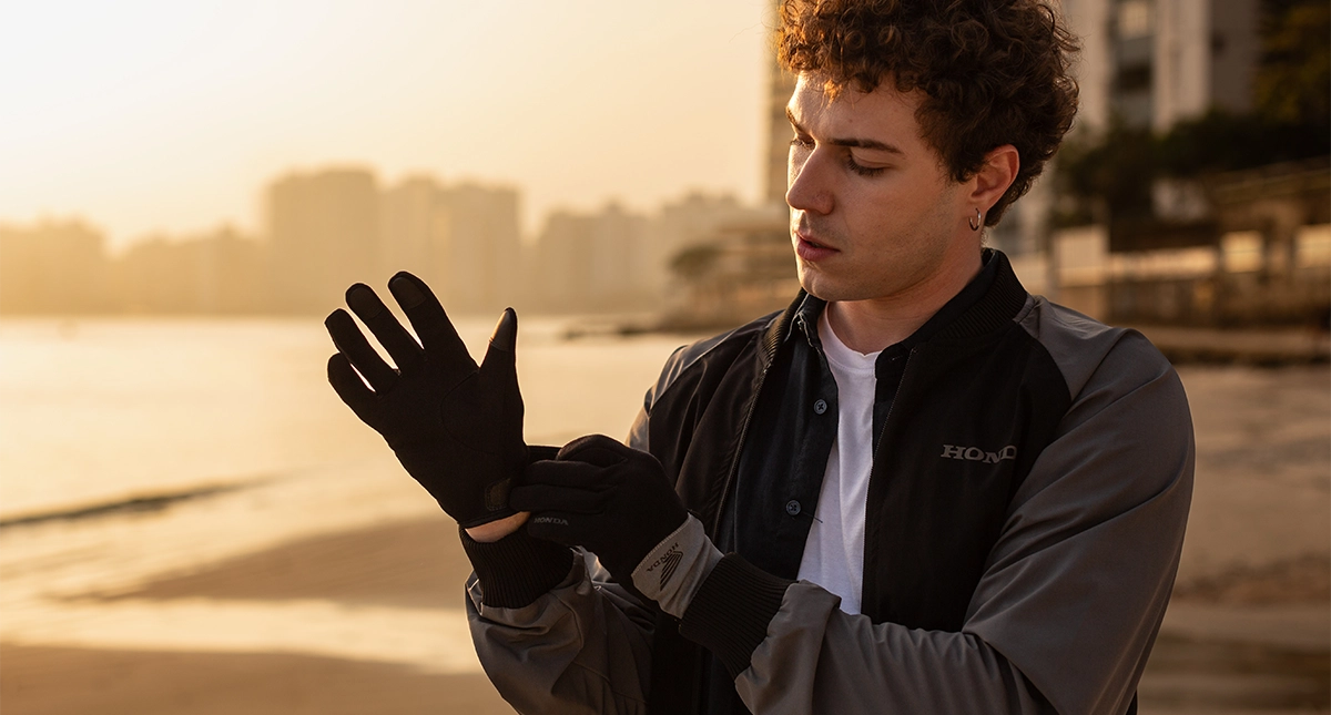 Homem vestindo luvas da Honda