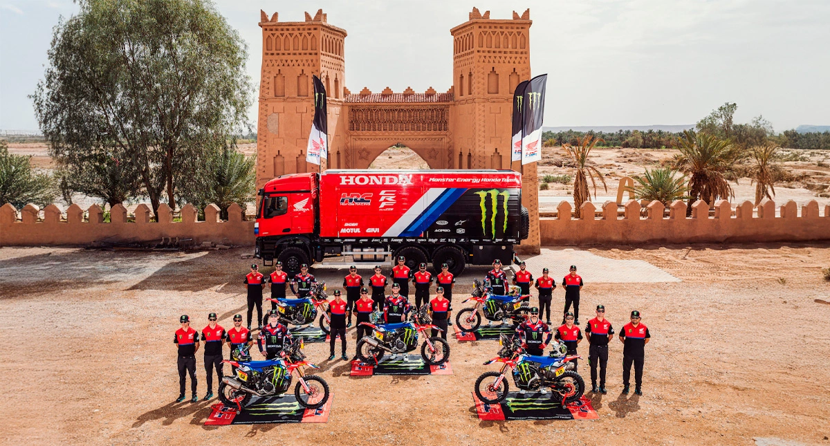 Equipe Honda Racing com caminhão e motocicletas no Rally Dakar 2025