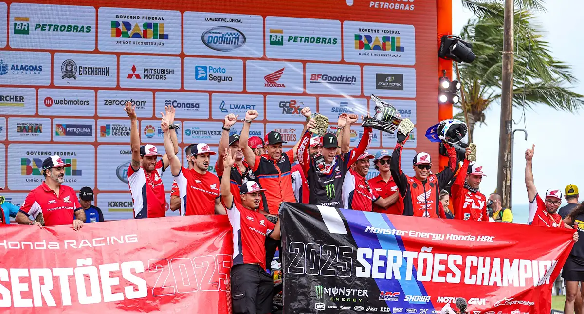 Equipe-Honda-comemorando-o-podio