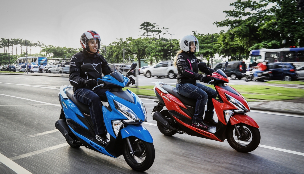 Casal fugindo do trânsito com Elite 125