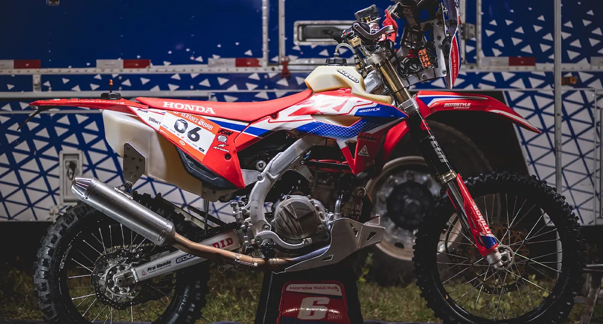 Visão lateral direita da moto Honda CRF 450RX