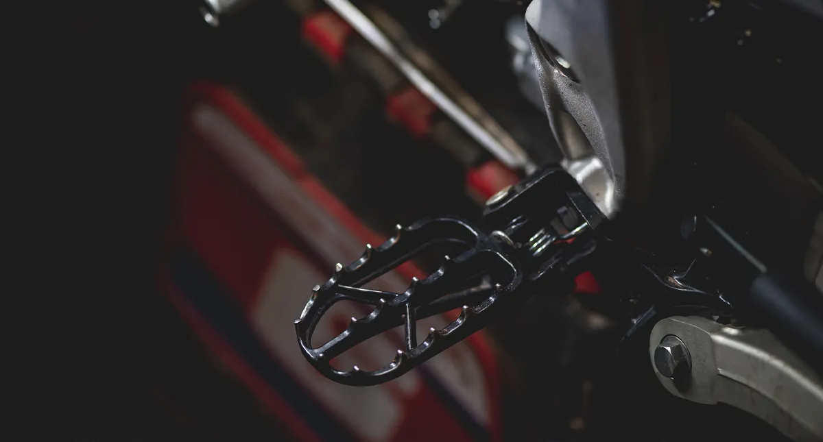 Detalhe do pedal direito de apoio da moto CRF 450RX