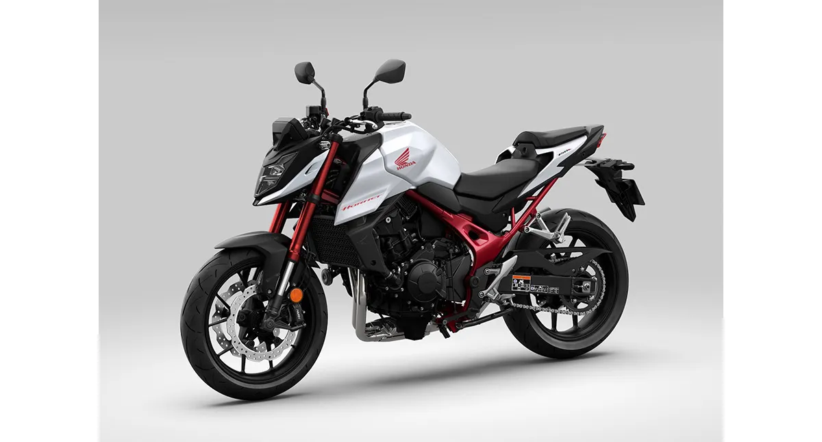 Vista lateral esquerda da nova moto Honda Hornet CB 750 cor branca com detalhes em vermelho